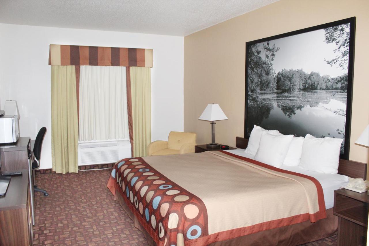 Super 8 By Wyndham Three Rivers Esterno foto