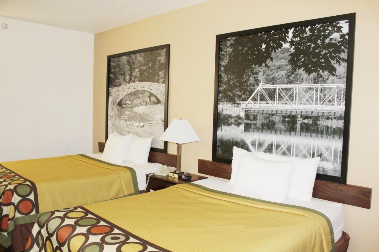Super 8 By Wyndham Three Rivers Esterno foto