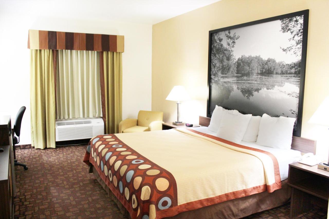 Super 8 By Wyndham Three Rivers Esterno foto