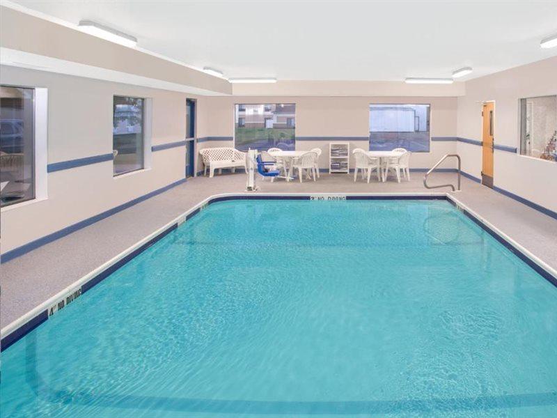Super 8 By Wyndham Three Rivers Esterno foto