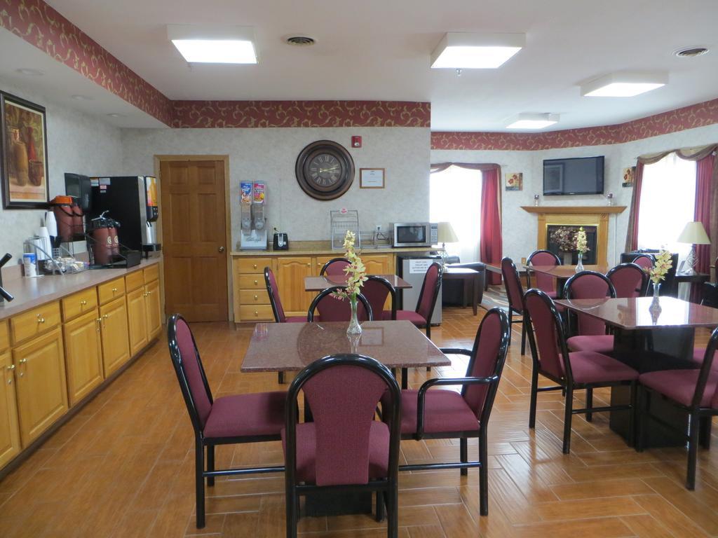 Super 8 By Wyndham Three Rivers Esterno foto