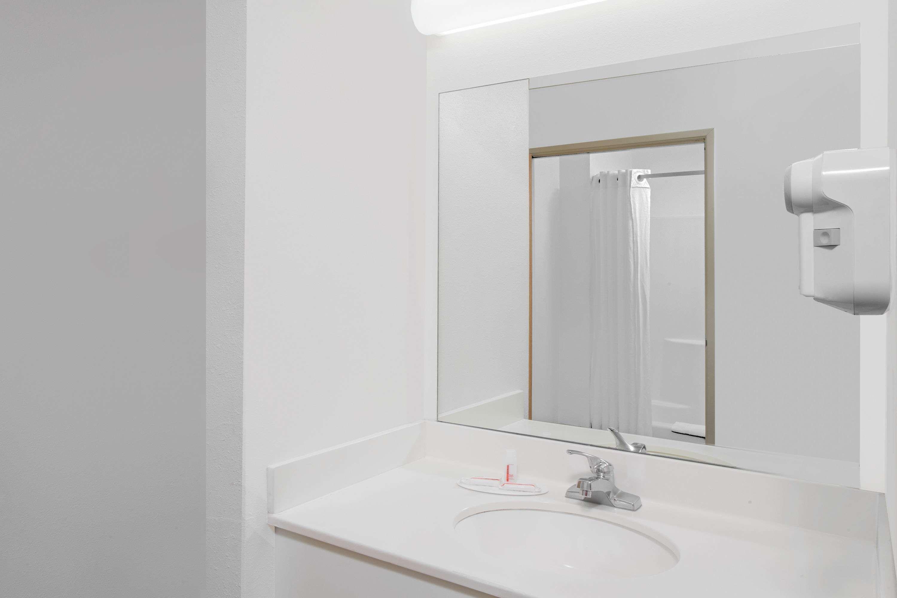 Super 8 By Wyndham Three Rivers Esterno foto