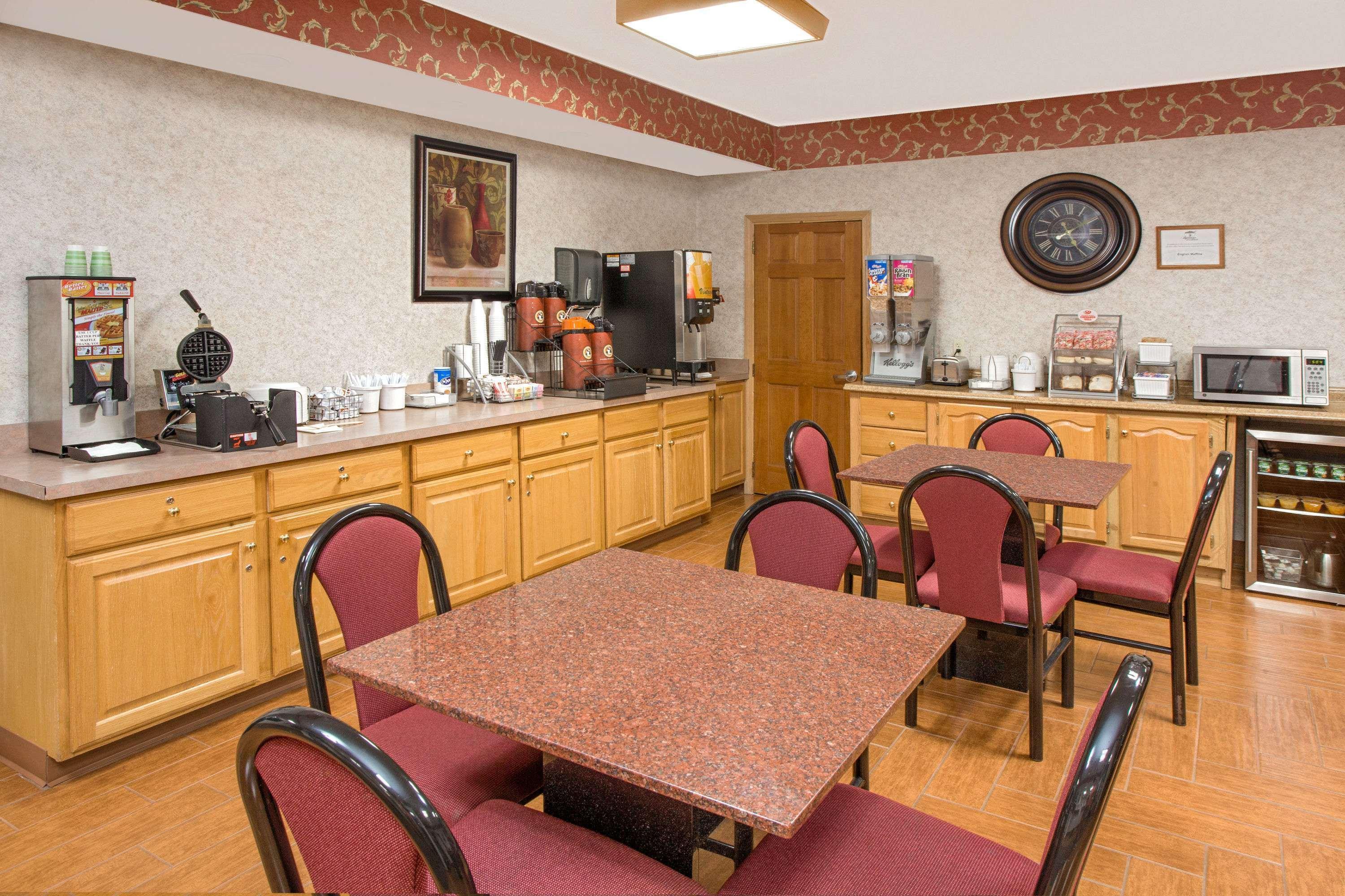 Super 8 By Wyndham Three Rivers Esterno foto