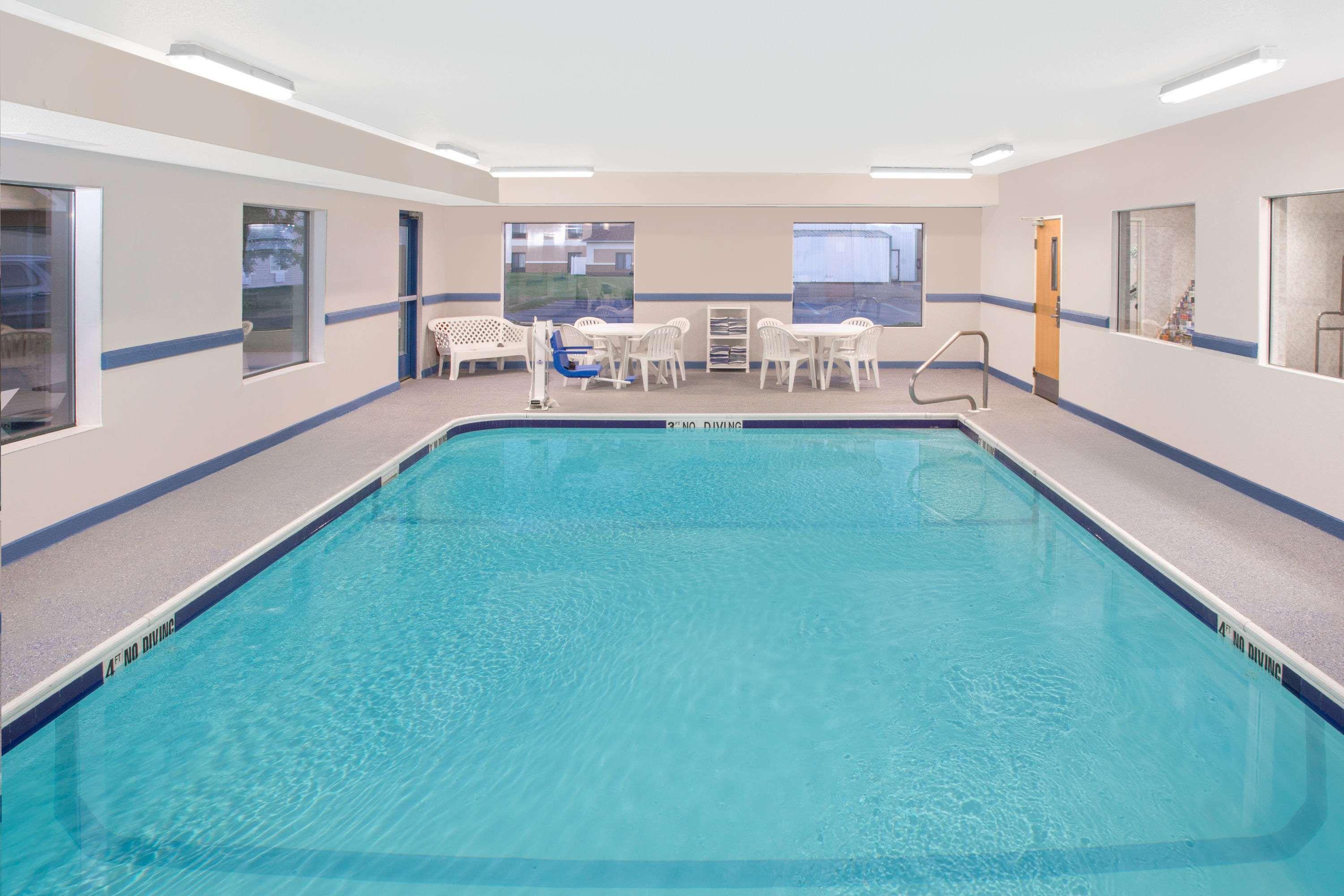 Super 8 By Wyndham Three Rivers Esterno foto