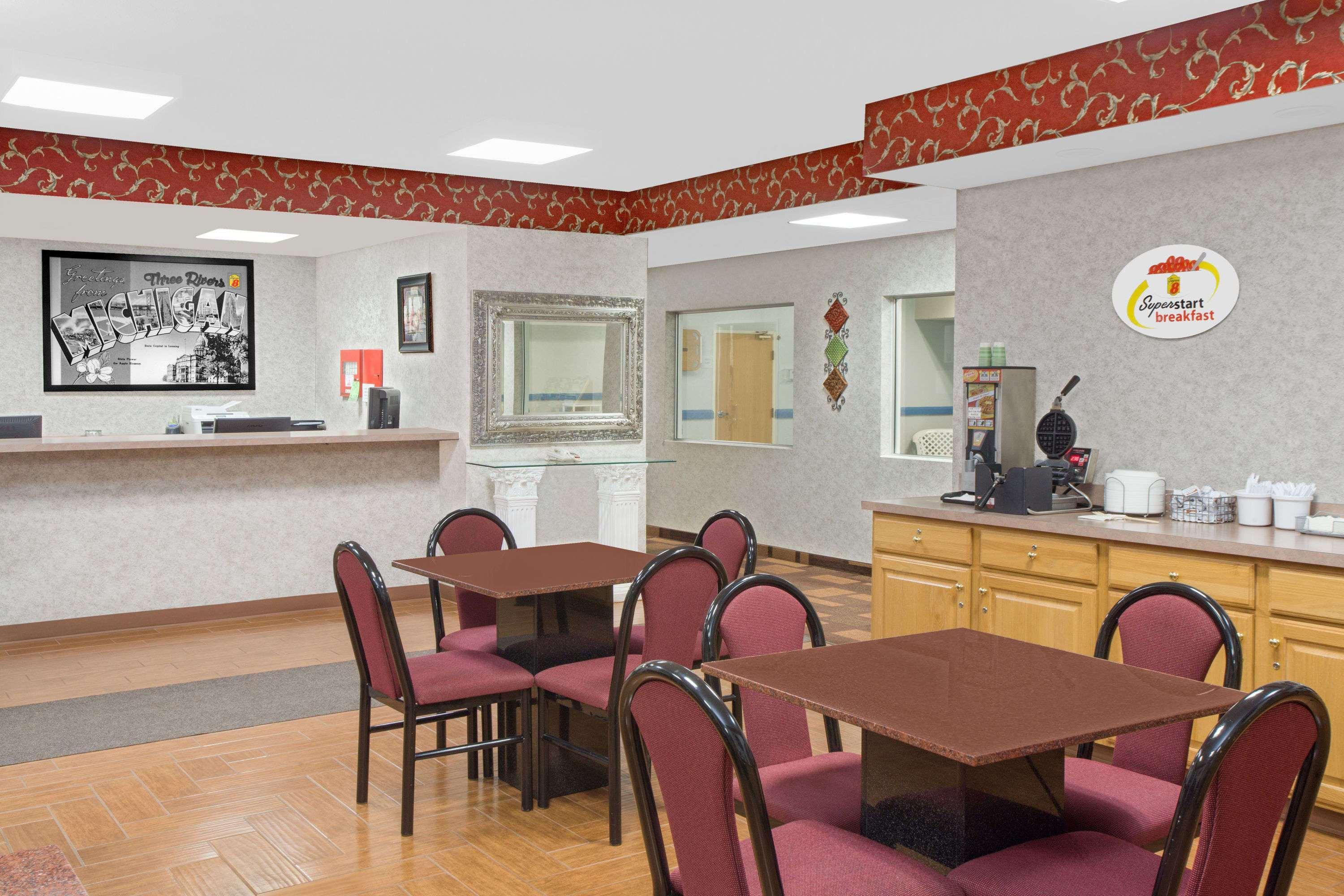 Super 8 By Wyndham Three Rivers Esterno foto