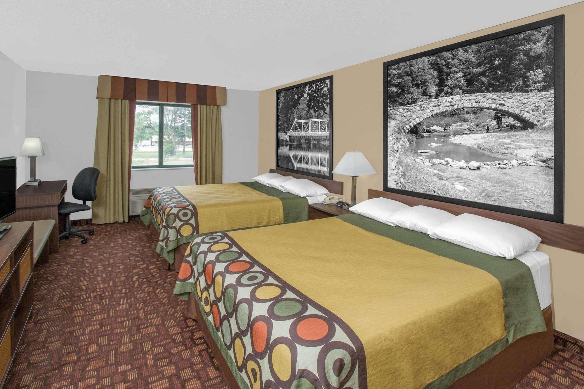 Super 8 By Wyndham Three Rivers Esterno foto