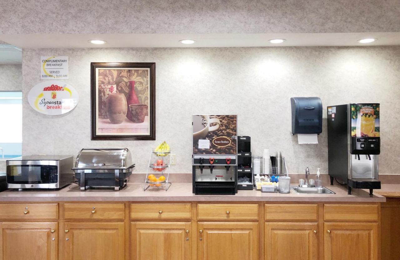 Super 8 By Wyndham Three Rivers Esterno foto